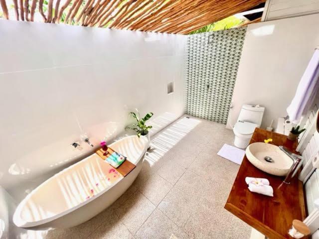 Mista Ceningan'S Beach Bungalows Previously The Kubu 221 นูซาเลมโบงัน ภายนอก รูปภาพ